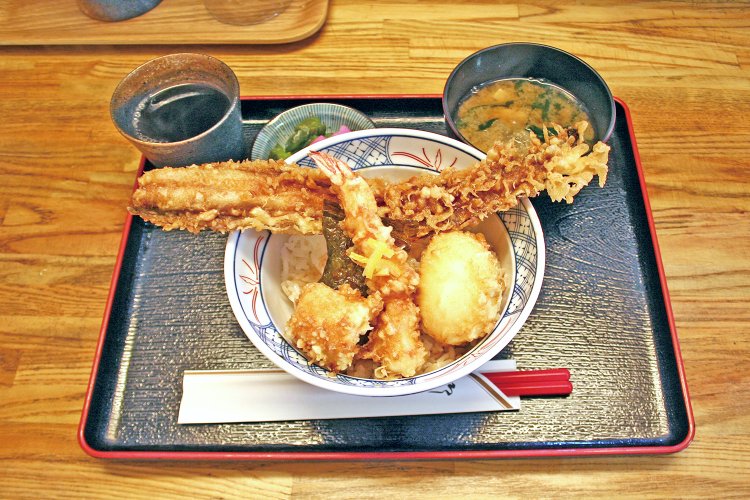 揚げたての天ぷらの香ばしい香りと、ごはんにしみたタレの甘い匂いがひとつになって鼻をくすぐる。