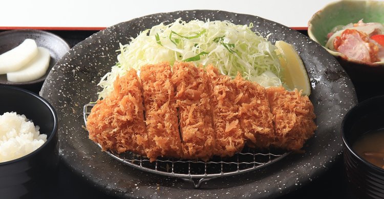 肉汁はとてもジューシーで甘みがある一番人気のとんかつ膳。