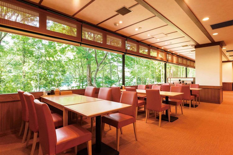 大きな窓からは園内の緑が見え、まるで森の中。店内には個室もある。
