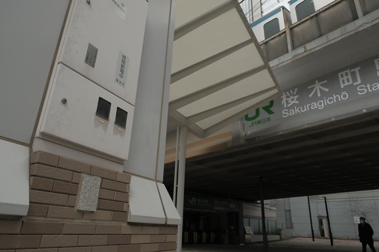 広場脇の地下道入口には……。