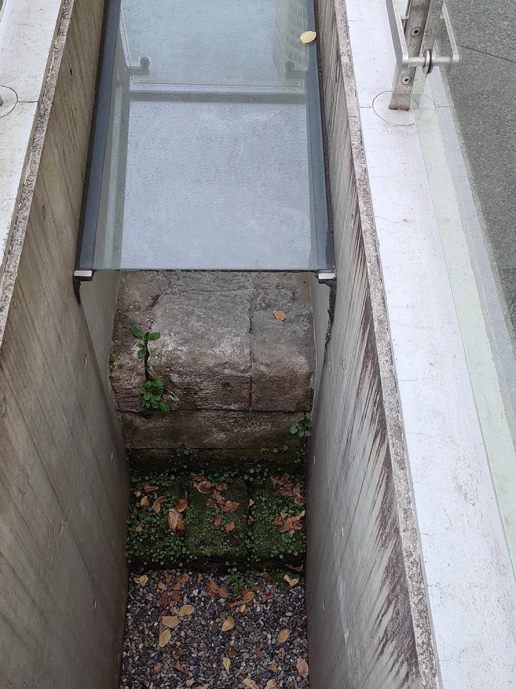 発掘調査された面積1824平方メートル分は「旧新橋停車場跡」として保存された。ホーム部分の一部も見ることができる。「旧新橋停車場　鉄道歴史展示室」内にも駅舎の基礎部分が露出展示しており見学可能だ。