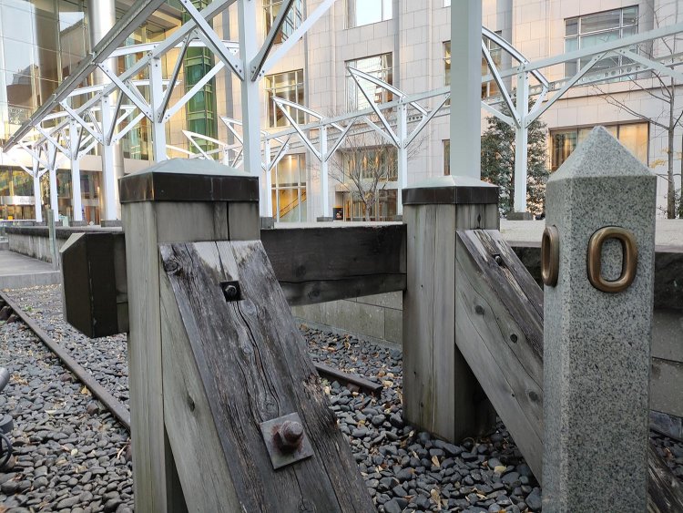 国の史跡になっている鉄道創設起点跡の0哩（マイル）ポスト。0「キロ」ポストではなく0「マイル」ポスト。1872年はマイルを使用していた。