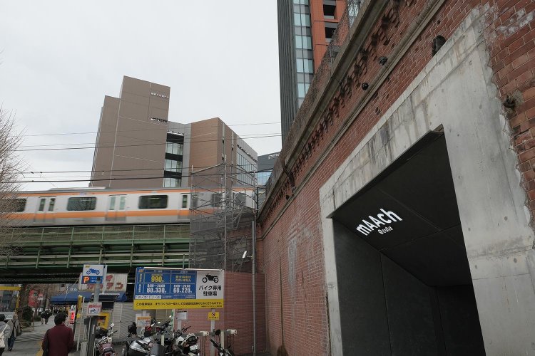 高架橋は商業施設「マーチエキュート神田万世橋」として活用されている。