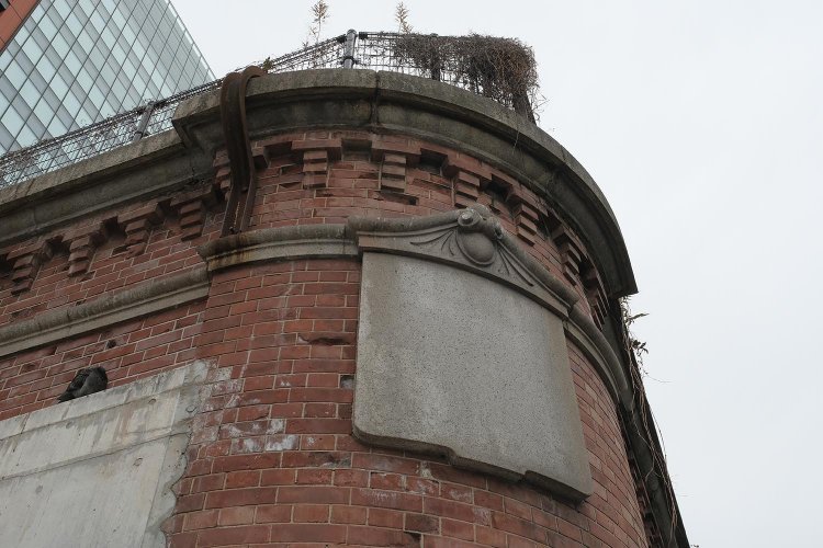 レンガ高架橋には西洋建築にある意匠が施され、重厚感だけでなく華麗な演出もされている。