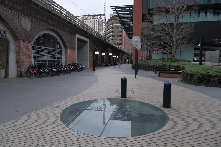 駅舎は東京駅舎を設計した辰野金吾事務所が手掛け、華麗な赤レンガ建物であった。しかし関東大震災により被災。昭和になり解体されて交通博物館の建物基礎となる。