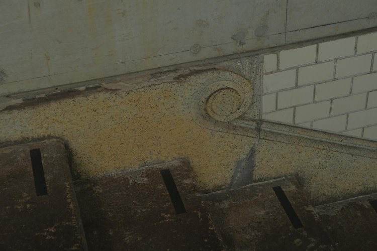 1912階段の脇には凝った意匠もあって、中央線起点のターミナル駅であった威厳を感じられる。