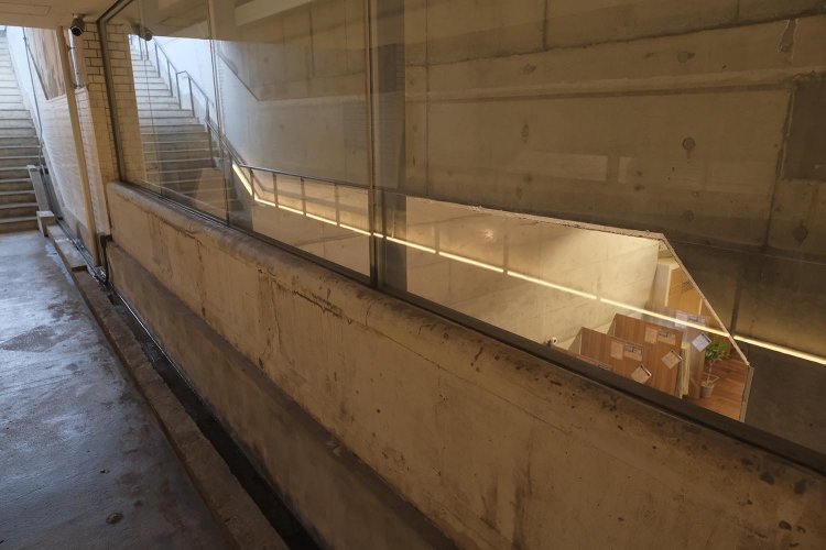 1935階段の高架内部踊り場は橋になっている。現役時代は下側に駅施設があったのだろう。