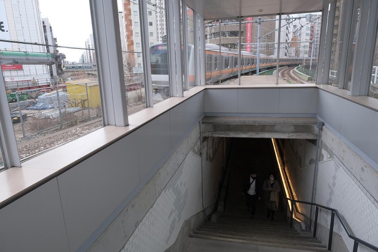 1935階段を上がると旧ホームに上がれる。展望施設となり電車が行きかう姿が見られる。東京行き中央線と左奥に外濠橋を渡る京浜東北線が見える。