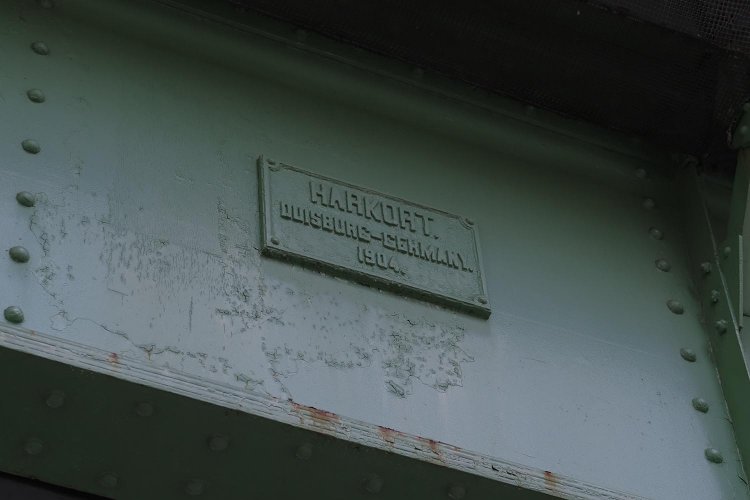 昌平橋から万世橋駅への高架橋には1904年製ドイツハーコート社製の鋼鉄桁が使用されている。