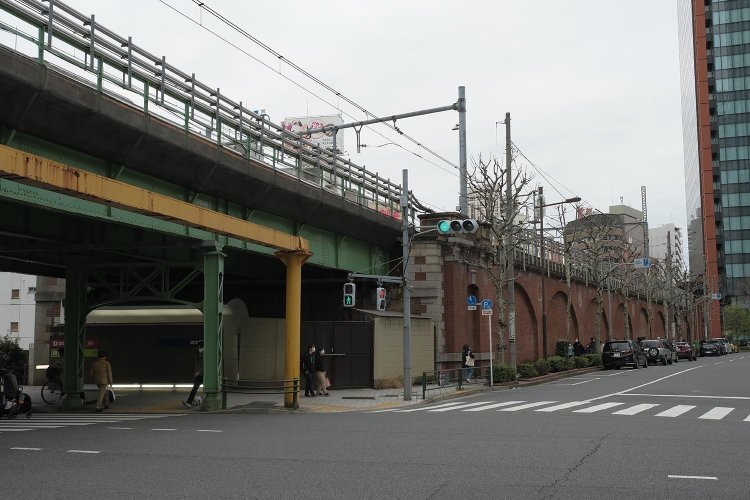 この橋梁は118年間も電車を支えている。