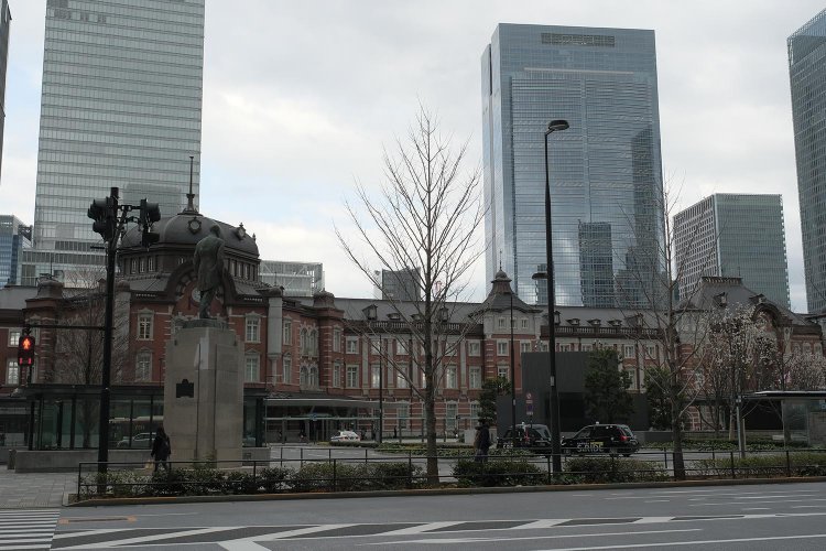 井上勝の銅像は東京駅丸の内駅前広場の隅っこにある。ちょっと目立たないが写真左手の信号付近に像がある。