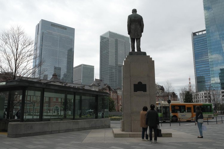 土台が高いせいなのか「誰なんだろう？」と、若い人もお年寄りも仰ぎ見る人が多かった。