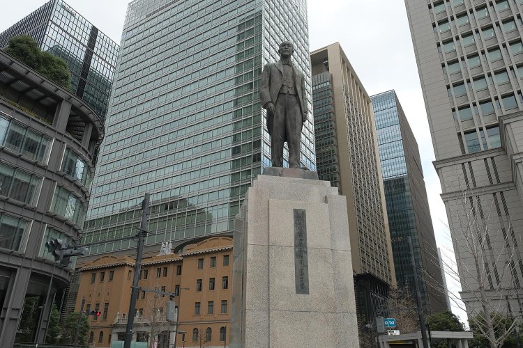 正面から。「正二位勲一等　子爵　井上勝君像」と書かれている。