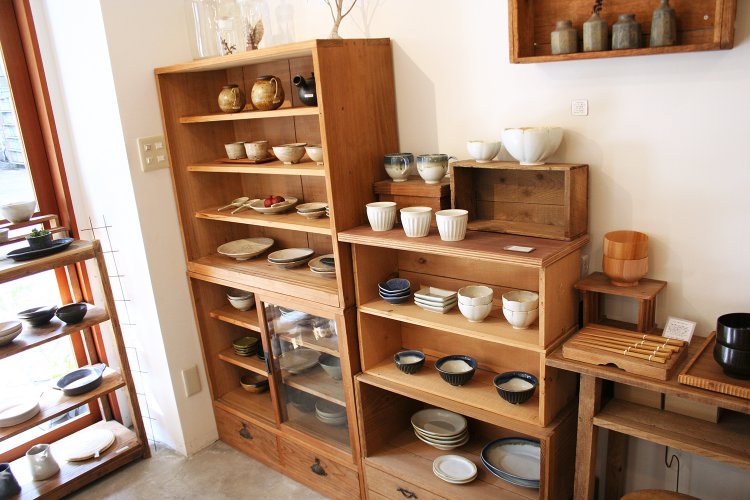 作家さんが作る器は同じに見えてもまったく同じ物はない。手しごとならではのちょっとした違いが味わい深い。