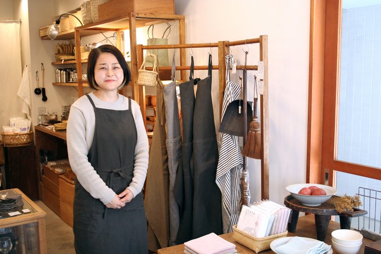 「人と人との触れ合いが多い戸越銀座が大好き」な店主の相馬ともみさん。