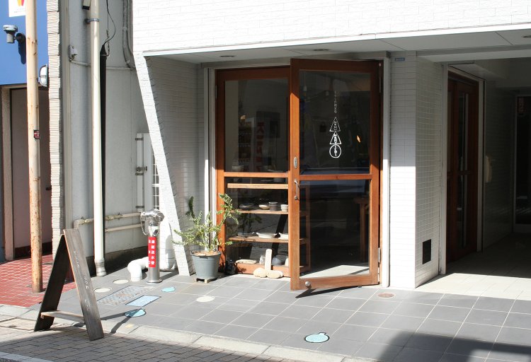 にぎやかな商店街に奥ゆかしくそっとたたずむ店構え。