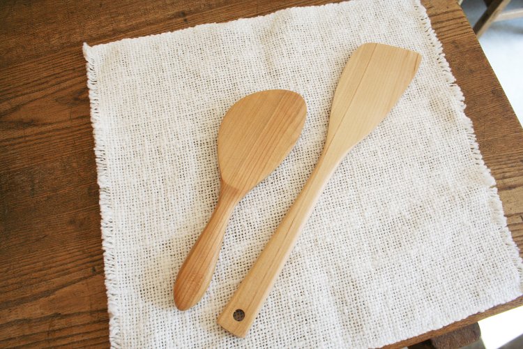 広島の桜のしゃもじ1210円、いためべら935円。使えば使うほど手になじむ。色もどんどん濃くなっていく。
