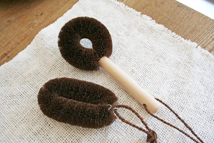 シュロのたわし（細）770円。右はフライパン用1210円。