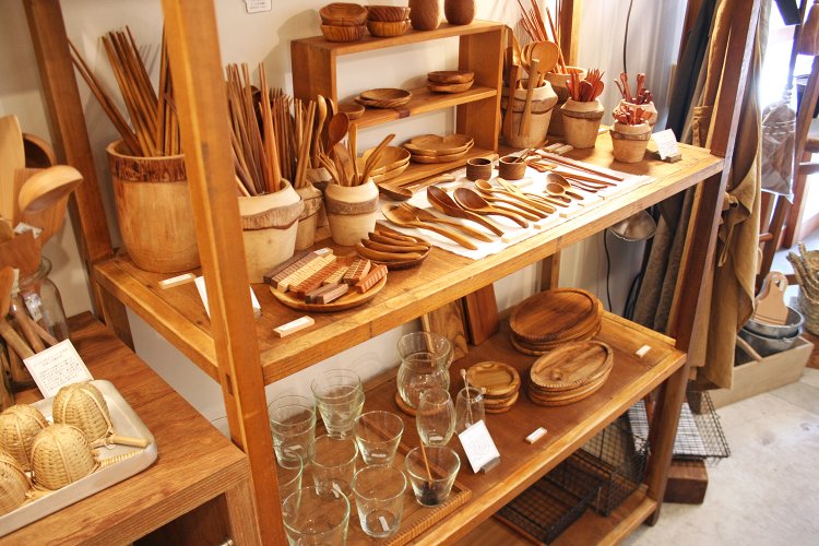 普段使いにおすすめのアジアのカトラリー。陶器とも相性がいい。