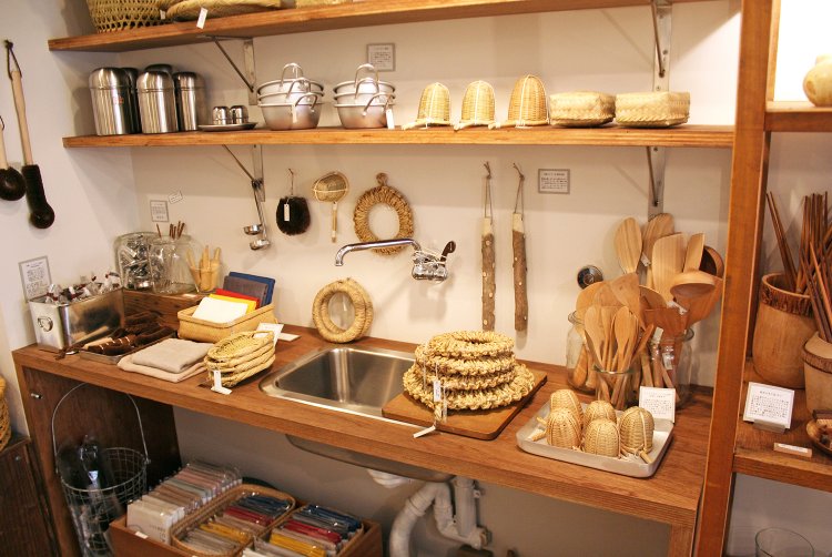 以前はケーキ屋さんだった店舗の蛇口をそのまま活かして、小さなシンクを設置。台所用品のディスプレーに活用している。