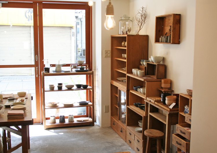 『もくもくいし』では多くの作家さんの作品を取り扱う。月に1度は新作チェックに訪れたい。