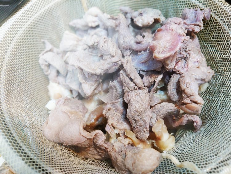 牛骨、牛アキレス、牛筋を主軸に香味野菜、魚介乾物、山菜乾物を30品目以上で出汁をとる。