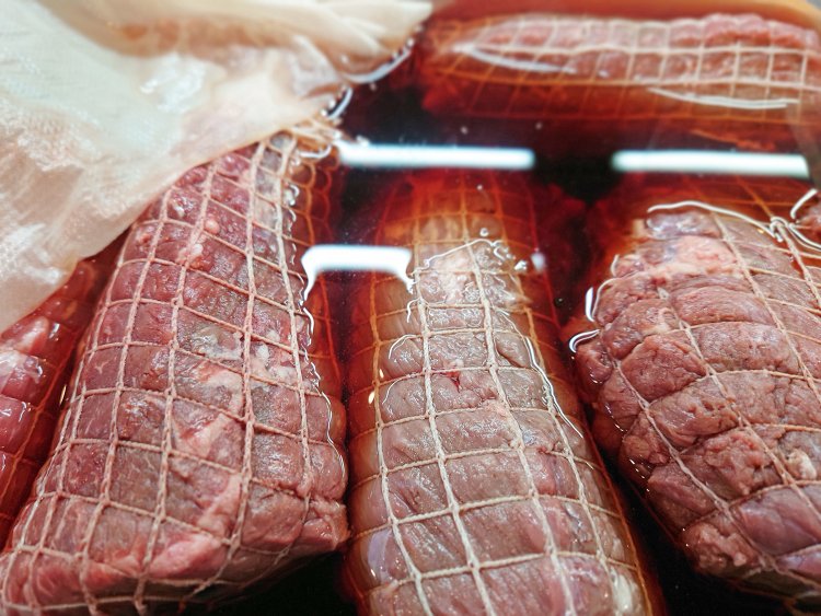 ローストビーフ焼牛はソミュール液に漬けて寝かせ、スチコンで仕上げる。