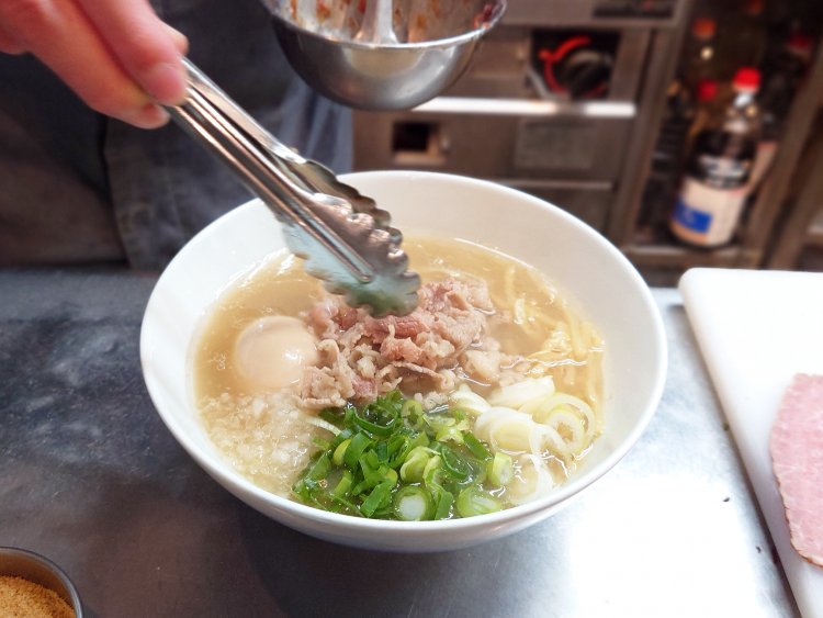 焼牛の下には、牛スジもたっぷり。細切りの筍、味玉も奥津軽プレミアム卵に変更。