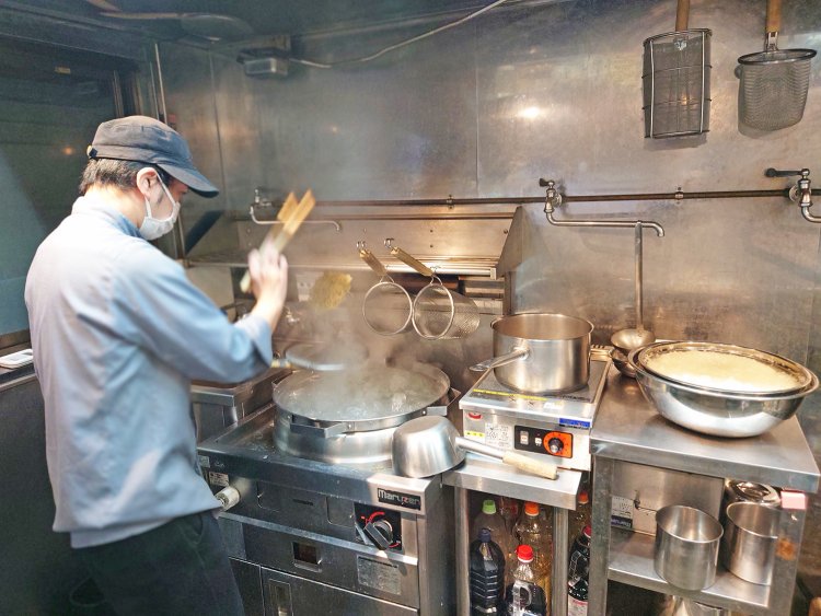 テボで茹で、平ざるに移して巧みな湯切り。中島店長によるちゃぶ屋仕込みの麺上げは岩立店主直伝。
