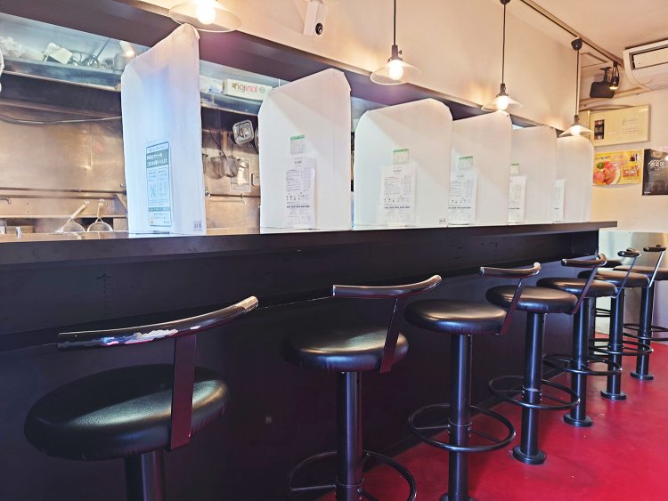 カウンター7席。店長の休日は、岩立さんが厨房に立つ。