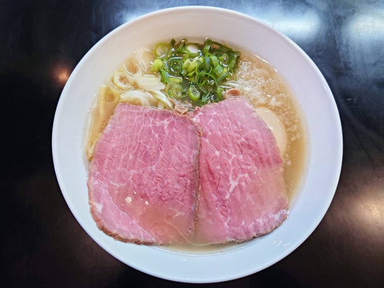 きれいなロゼ色のローストビーフ焼牛（チャーギュウ）がのった、贅沢焼牛塩らぁ麺1050円。