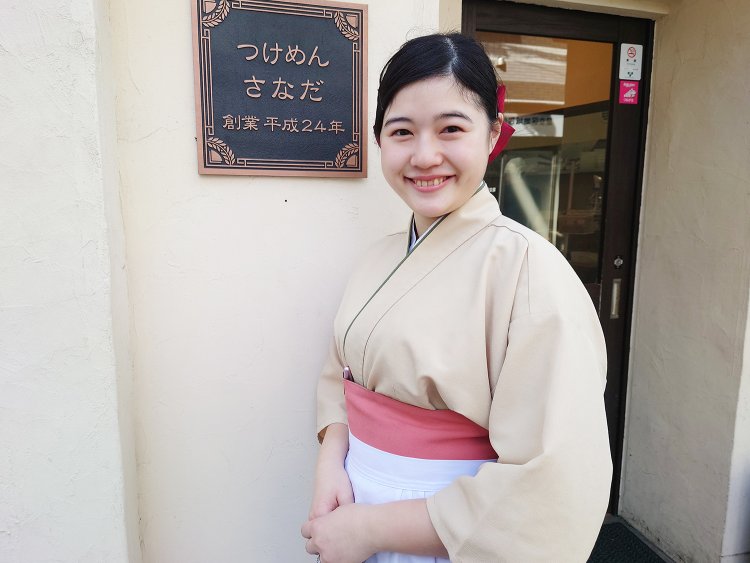 女将のまやさんと、和装の女性スタッフが心地よい接客で向かえてくれる。