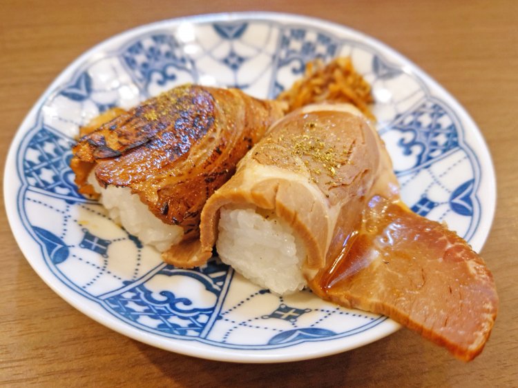 チャーシュー握り250円。炙りバラ（左）と豚肩ロースの漬け。あと少し食べたいときに程よい一品。