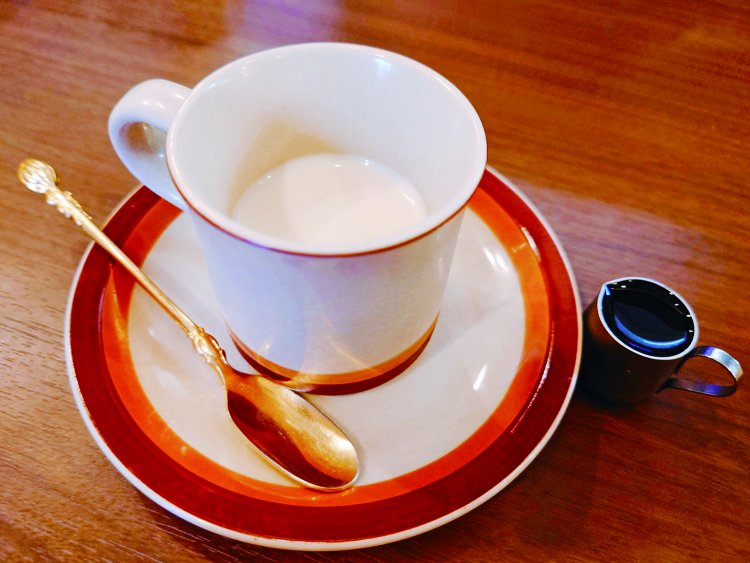 ビターなコーヒーが添えられたとろ～りなめらかなソイパンナコッタ。つけめんと一緒に楽しめるデザートセットは1050円。