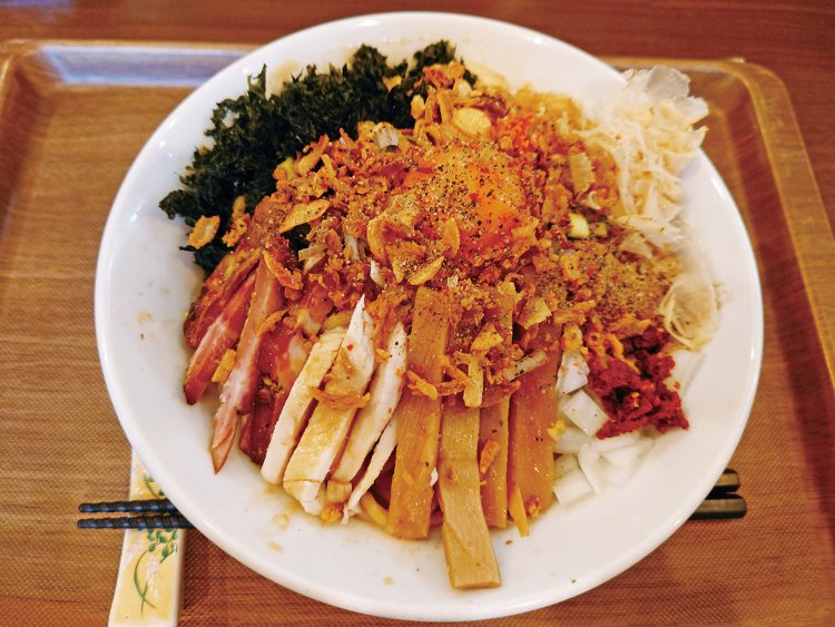 特製まぜそば950円。おろしニンニクや酢で味変するもよし。具材少なめのテイクアウト用は700円。