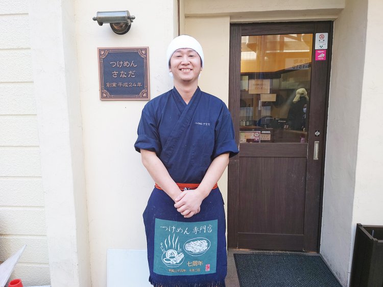 『つけめん さなだ』店主の瀨戸口亮さん。和服風の作務衣姿で旅館のような居心地のよい店を目指す。