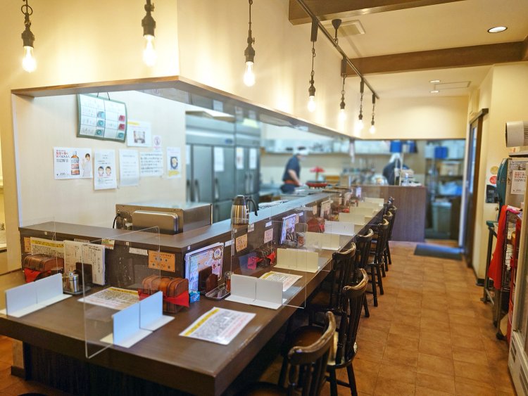 照明やイス、卓上のレンゲ入れなど、大正ロマン風を意識して設えた店内。