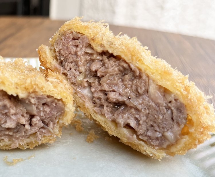 銘柄和牛と深雪もち豚を使用したメンチカツ356円。