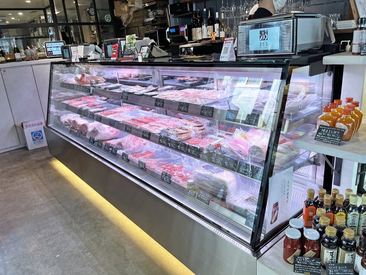 ガラスケースには牛、豚、鶏の国産銘柄肉と、老舗ハムメーカー大多摩ハムやチーズ専門店ユーロアールの商品も並ぶ。