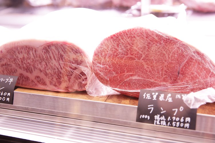 こだわりの銘柄牛はお好みの量でカットしてくれる。