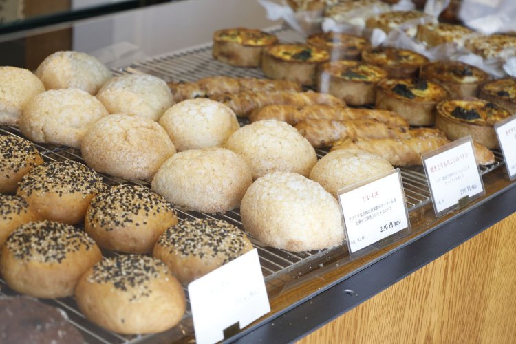 ショーケースの中に焼きたてパンが次々と並べられる。