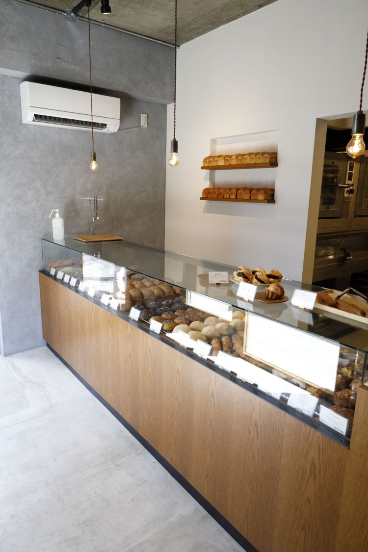 コンクリートと木でまとめられたすっきりした店内に、香ばしい匂いが漂う。