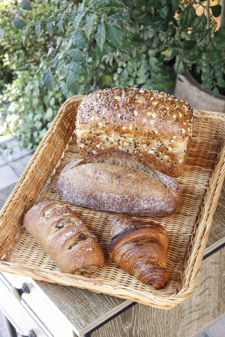 五穀豊穣ブレッドは噛みしめるほどに旨味が増す。五穀豊穣ブレッド1本480円。深焙煎大麦粉の黒バタール270円。クロワッサンカルテット205円。