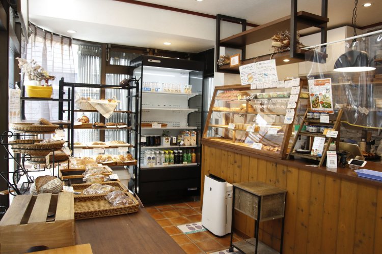 ショーケースに並ぶコッペパンは別料金でクリームを挟んでもらえる。