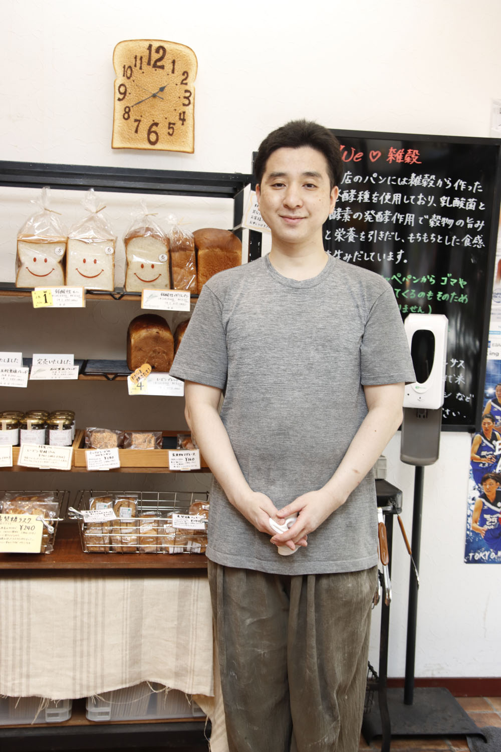 「体にやさしく、おいしいパンを目指しています」と髙﨑俊介さん。「自家製雑穀種を使った食パン『弱酸性』もおすすめです！」。