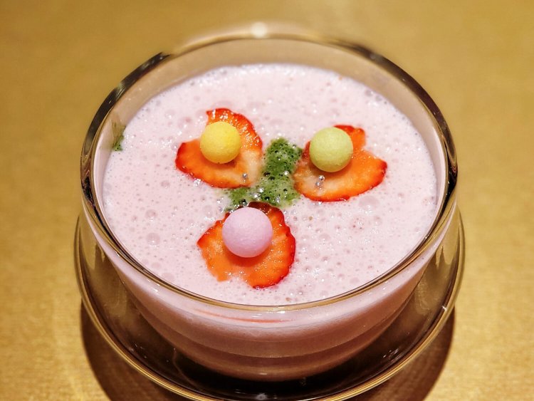 ストロベリー抹茶ラテ 800円。