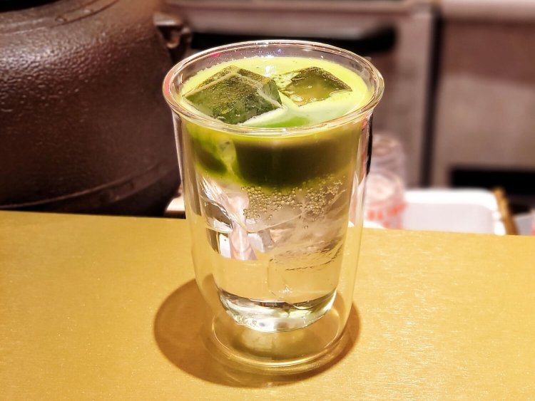 抹茶ソーダ 800円。
