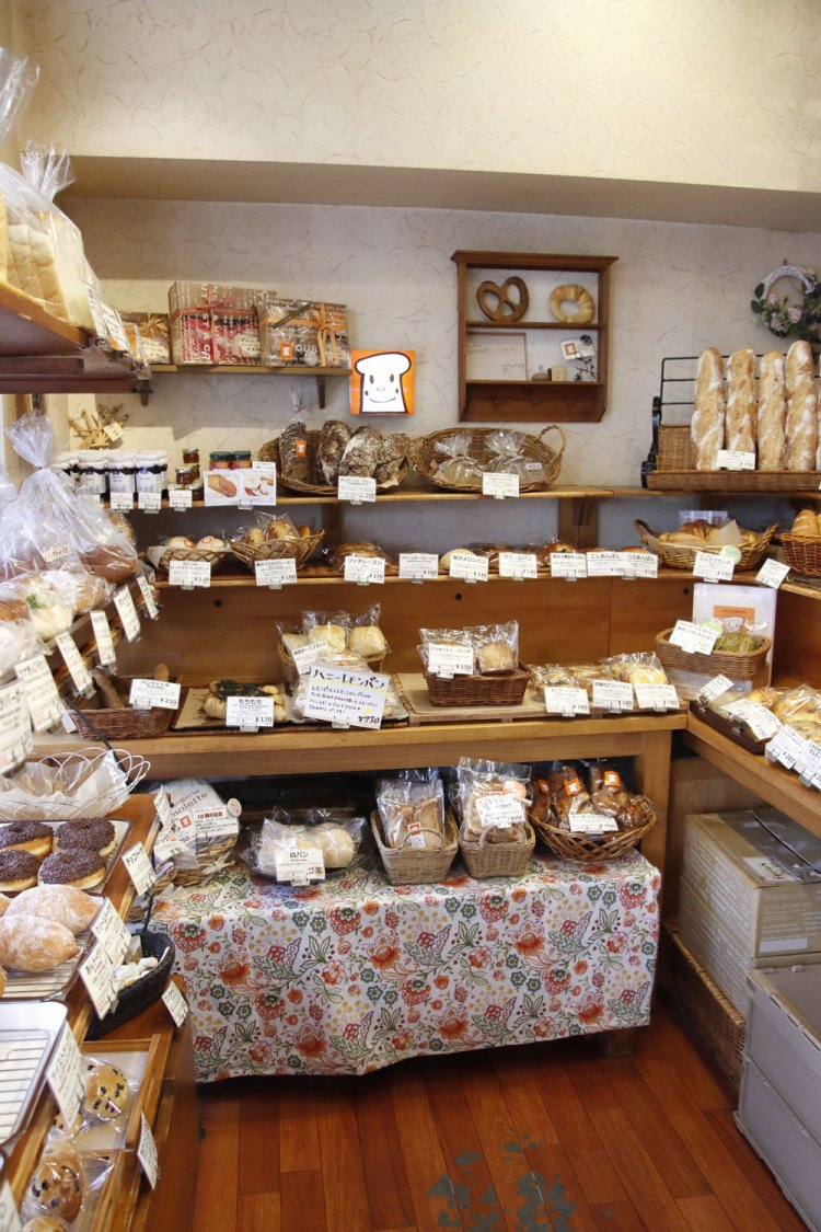 焼きたてパンが次々と並ぶ。