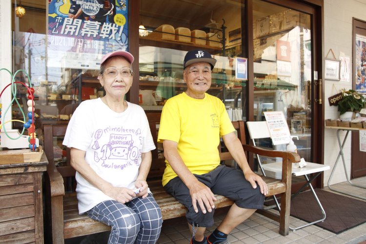 シェフのご両親、片山文夫さん(右)とみどりさん。「旬のフルーツを使った月替わりのスイーツもぜひ試してみてくださいね！」