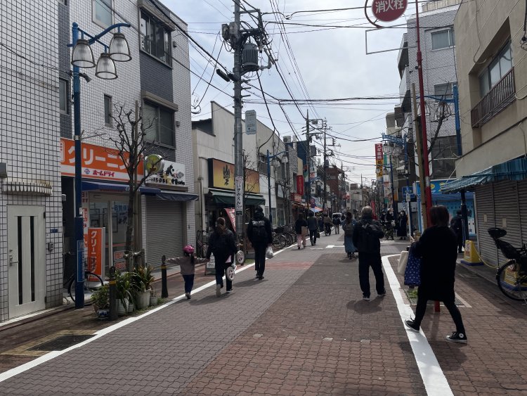 矢口渡駅前の商店街。ここをてくてく歩いていく。